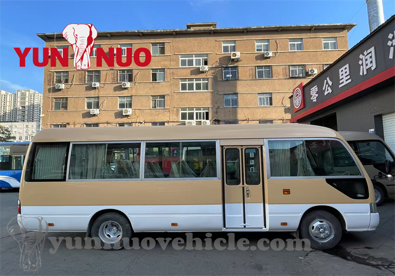 Sierra Leonean Client Visits Yunnuo and Purchases 3 Used Toyota Coasters