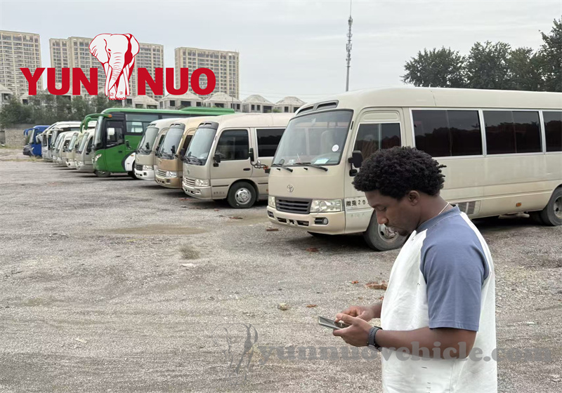 The Guinean customer came to Shandong Yunnuo to purchase used buses