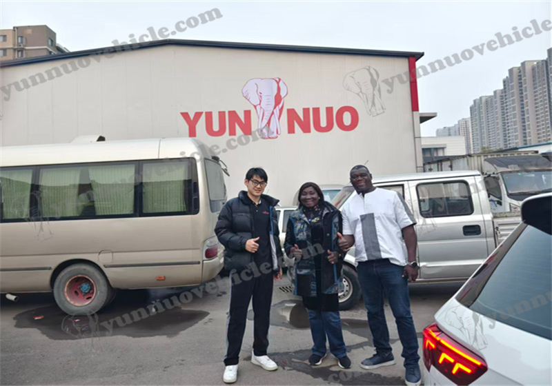 Chadian customers come to purchase our Sinotruk Howo dump trucks