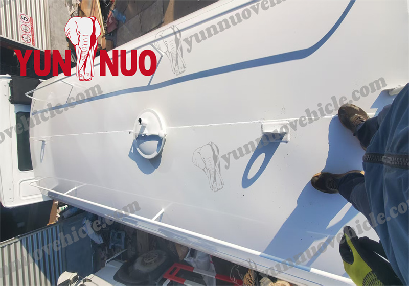 HOWO Stainless Steel Water Tank Truck of Shandong Yunnuo to be shipped to DRC