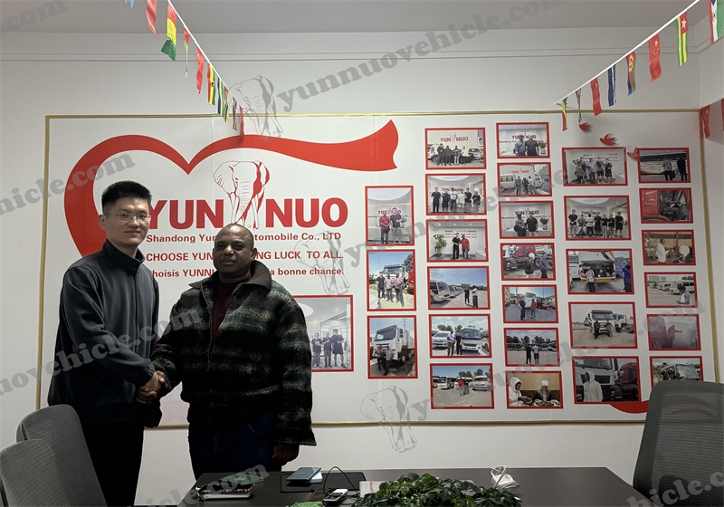 Nigerian clients visit Shandong Yunnuo to purchase Toyota series vehicles